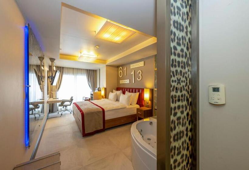 اتاق لوکس با وان آب گرم, Ramada By Wyndham Istanbul Pera