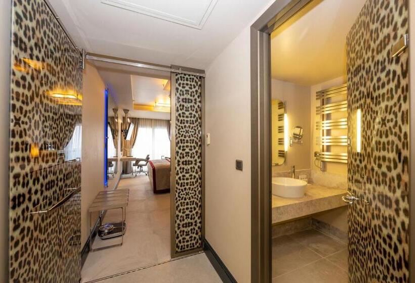 اتاق لوکس با وان آب گرم, Ramada By Wyndham Istanbul Pera