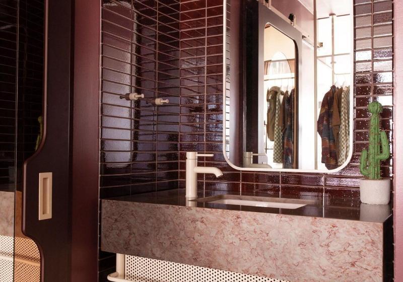 스탠다드 룸, Downright Austin, A Renaissance