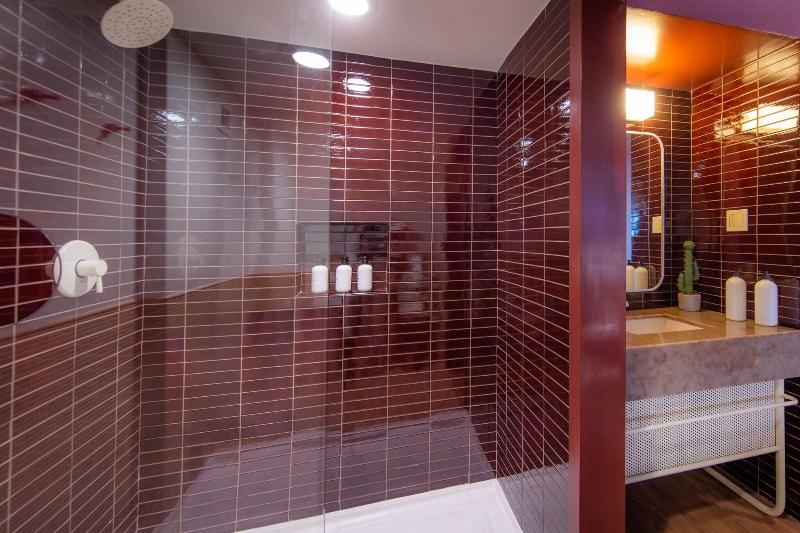 스탠다드 룸, Downright Austin, A Renaissance