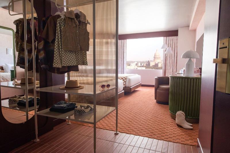 스탠다드 룸, Downright Austin, A Renaissance