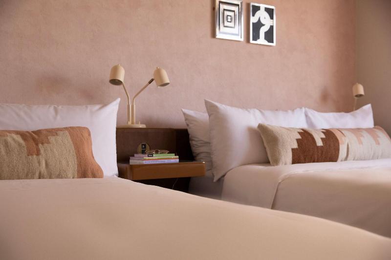 스탠다드 룸, Downright Austin, A Renaissance