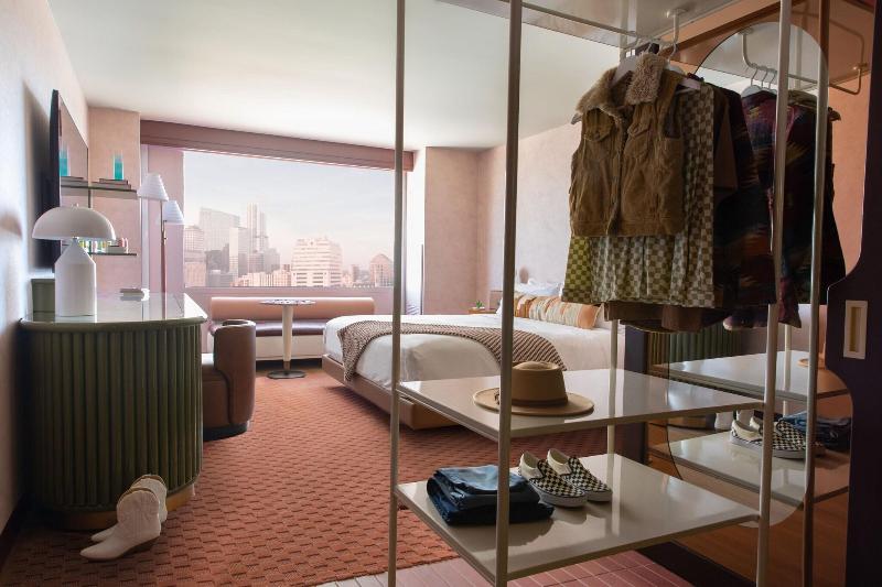 스탠다드 룸 킹사이즈 침대, Downright Austin, A Renaissance