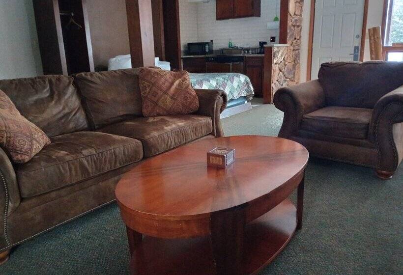 Suite with lake view, Centerstone Resort Lake Aire