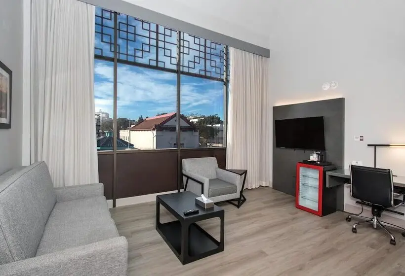 سوئیت برای معلولان, Aiden Los Angeles Downtown Dragon Gate Inn