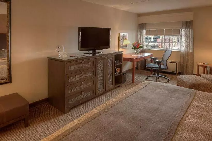 اتاق استاندارد با تخت بزرگ برای معلولان, Best Western Plus The Normandy Inn & Suites