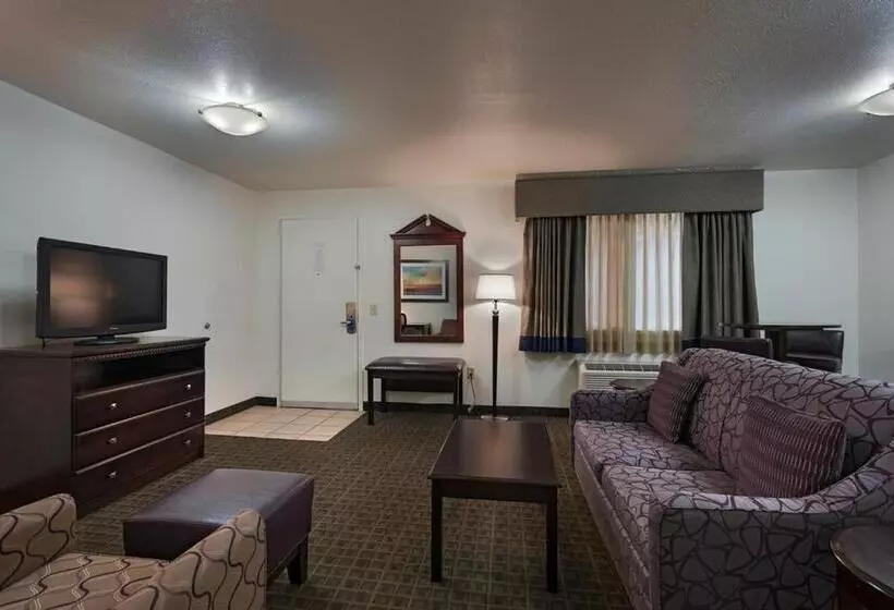 Deluxe Suite King Bed, Stevens Inn A Howard Johnson By Wyndham