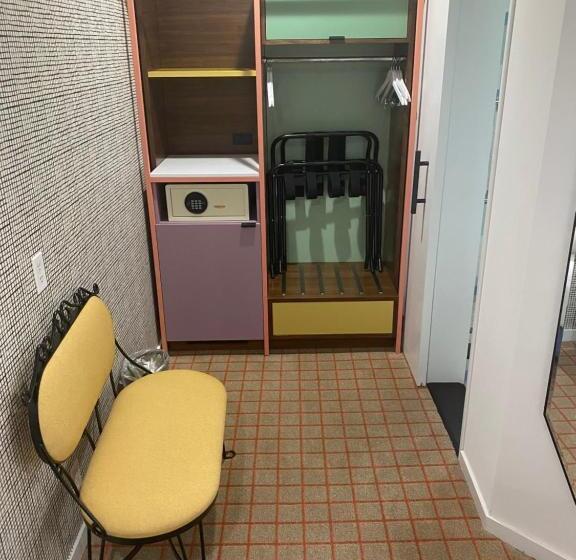 اتاق اجرایی با تخت بزرگ, The Adler A Hollywood