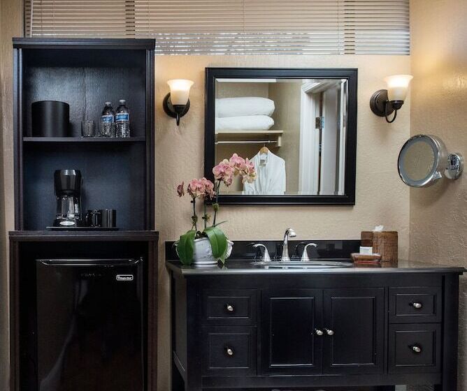 חדר סופריור, The Creekside Inn