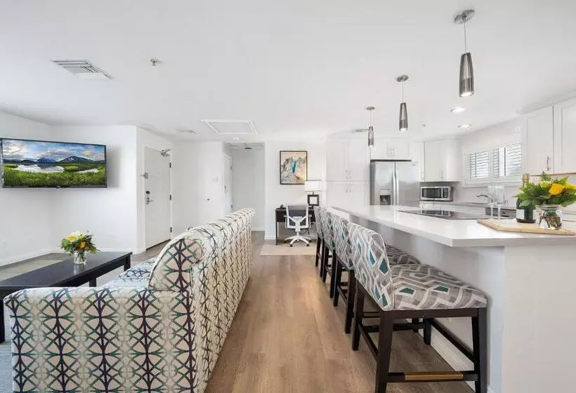 سوئیت با تخت بزرگ, Casablanca Inn