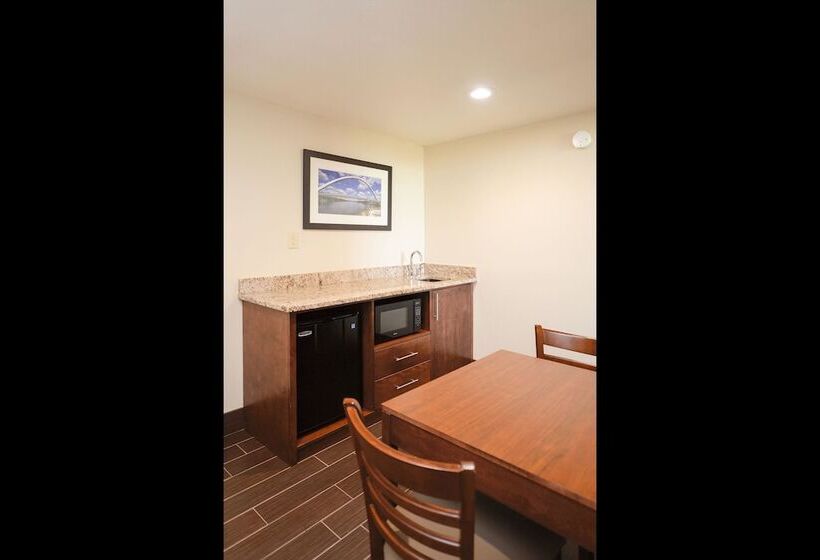 带河湖景观的套房, Comfort Inn & Suites Event Center