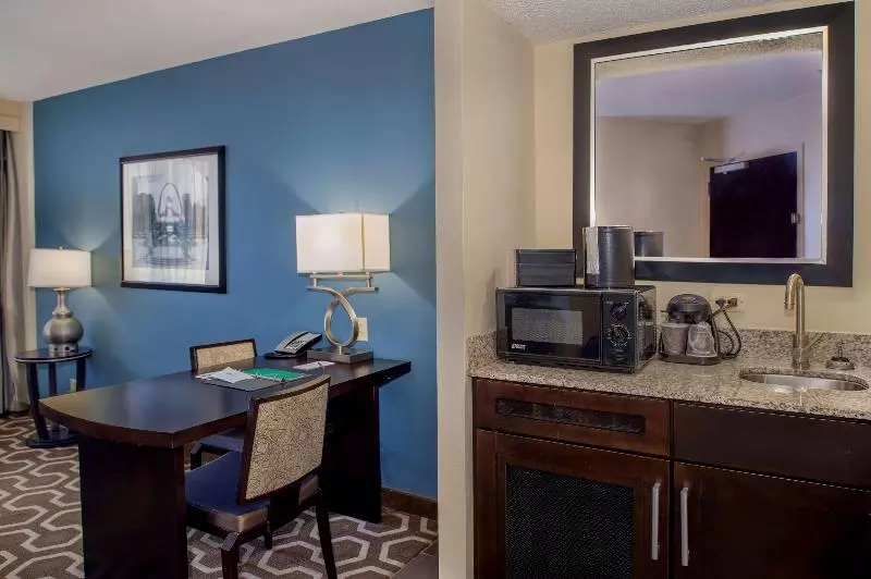 سوئیت با تخت بزرگ, Embassy Suites By Hilton St. Louis Airport