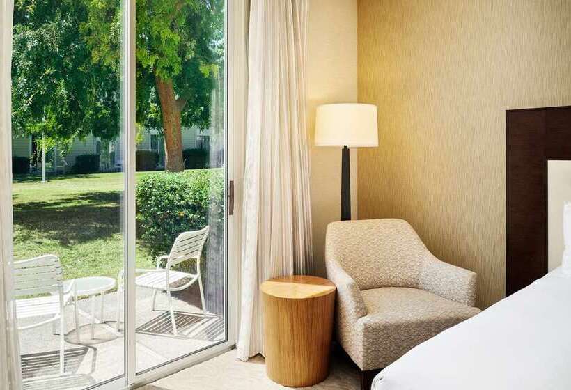 غرفة قياسية مطلّة علي حمام السباحة, Hilton College Station & Conference Center