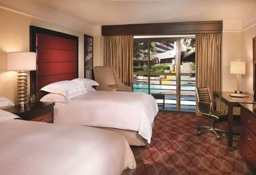 اتاق استاندارد با چشم‌انداز استخر, Hilton College Station & Conference Center