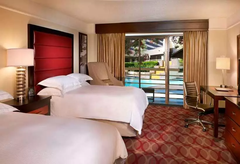 اتاق استاندارد با چشم‌انداز استخر, Hilton College Station & Conference Center