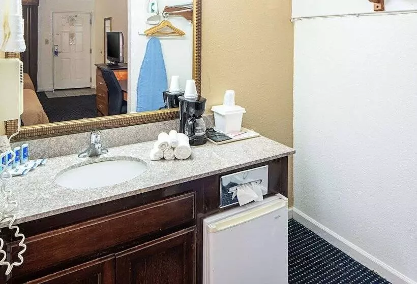 اتاق استاندارد با 2 تخت دوبل, Rodeway Inn At Nevada State Capitol