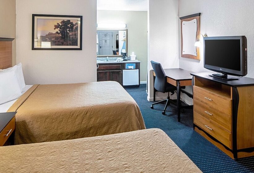 带2个双人床的标准工作室, Rodeway Inn At Nevada State Capitol