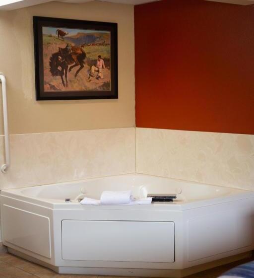 带大床的豪华间, Americinn By Wyndham Pampa  Event Center