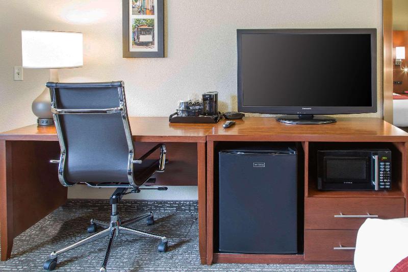 מיטת קינג בסוויטה, Comfort Inn & Suites San Francisco Airport North
