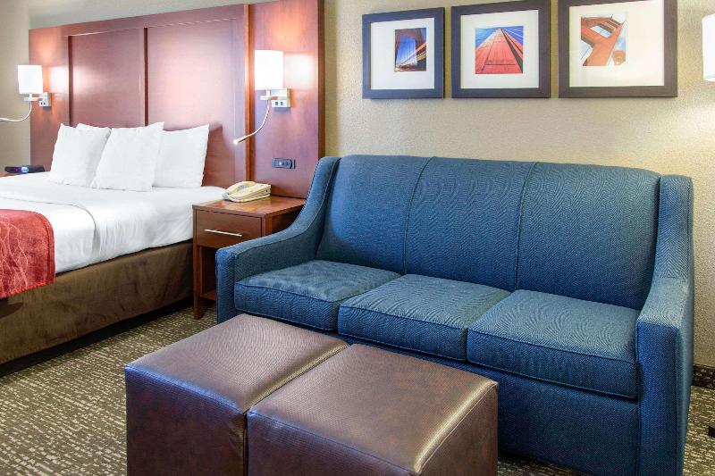 מיטת קינג בסוויטה, Comfort Inn & Suites San Francisco Airport North