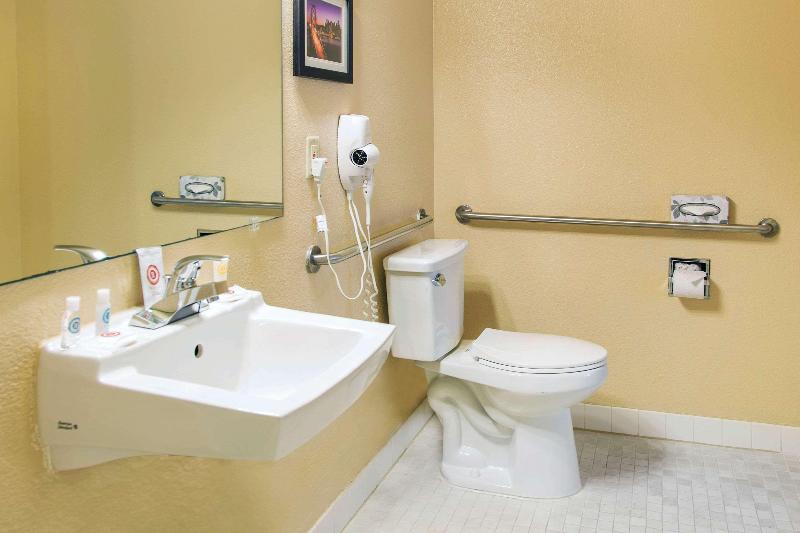מיטת קינג בסוויטה, Comfort Inn & Suites San Francisco Airport North