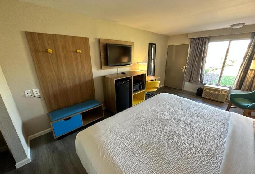 غرفة ديلوكس سرير كينج, Days Inn By Wyndham Emporia