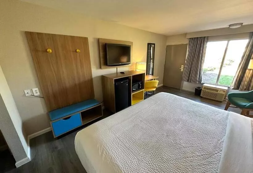 キングサイズベッドのデラックスルーム, Days Inn By Wyndham Emporia