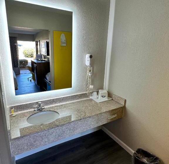 غرفة ديلوكس سرير كينج, Days Inn By Wyndham Emporia