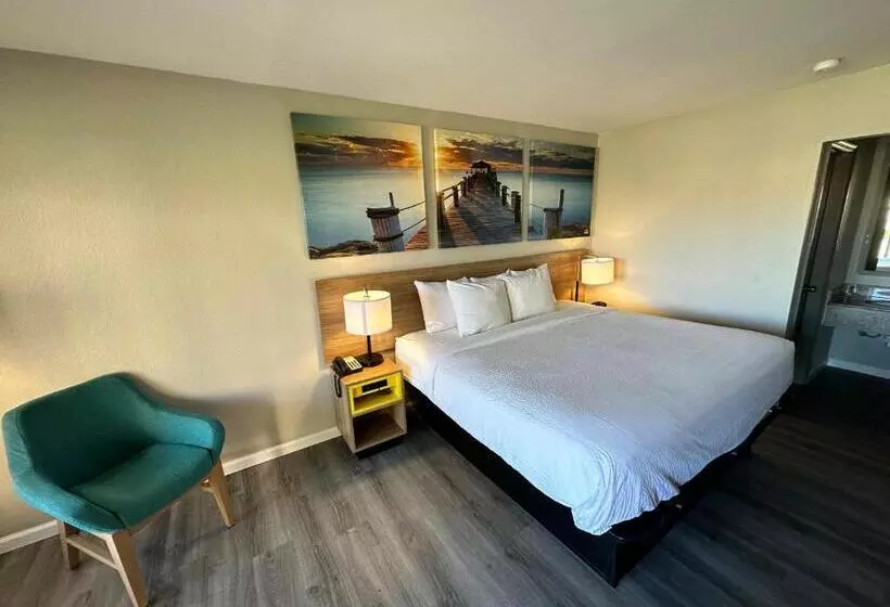 キングサイズベッドのデラックスルーム, Days Inn By Wyndham Emporia