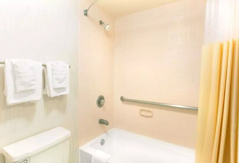 ２ダブルベッドのスタンダードルーム, Days Inn By Wyndham Richmond