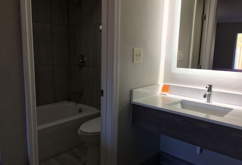 غرفه قياسيه سريرين مزدوجين, Days Inn & Suites By Wyndham Charleston Airport West