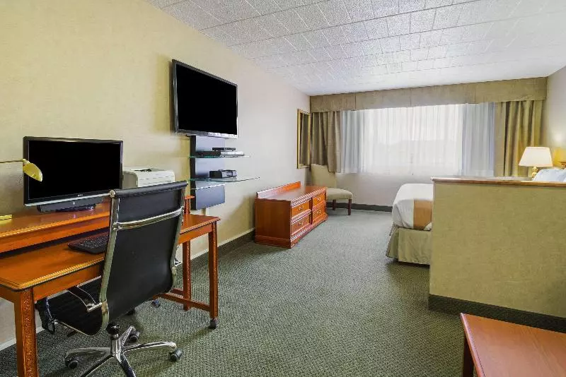 سوئیت با تخت بزرگ, Quality Inn & Suites