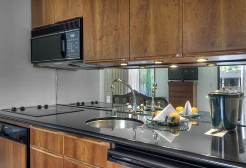 جناح, Dinah S Garden