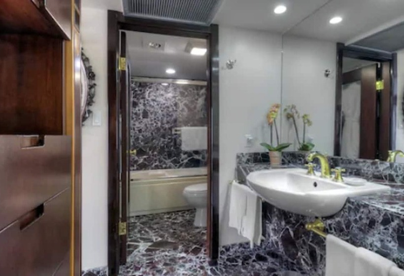 جناح, Dinah S Garden