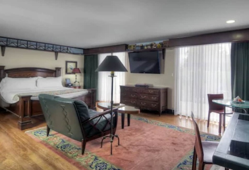 جناح, Dinah S Garden