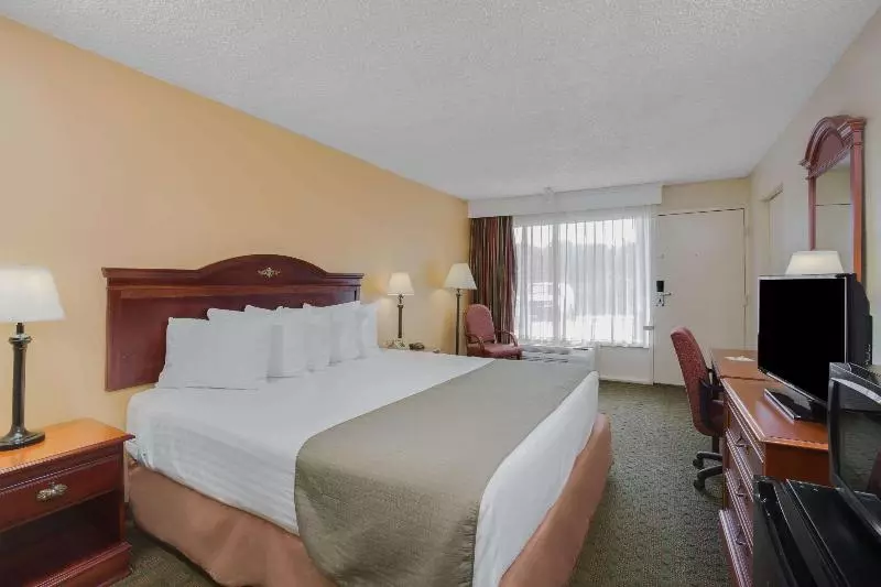 キングサイズベッドのスタンダードルーム, Days Inn By Wyndham Asheville West