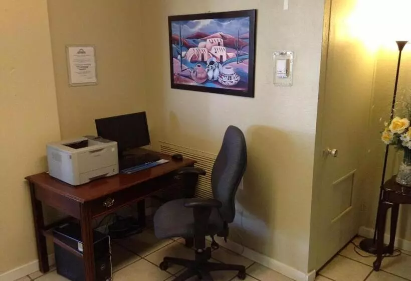 اتاق استاندارد با تخت بزرگ برای معلولان, Days Inn By Wyndham Santa Fe New Mexico