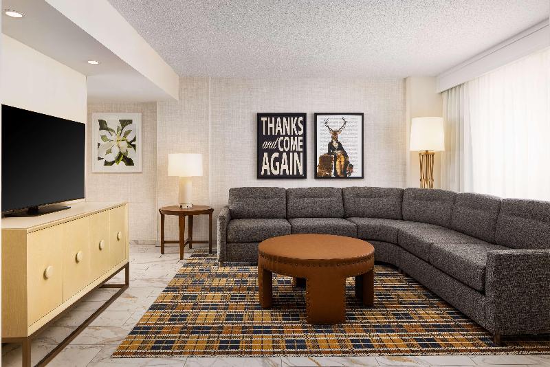 מיטת קינג בסוויטה, Embassy Suites By Hilton Atlanta Buckhead