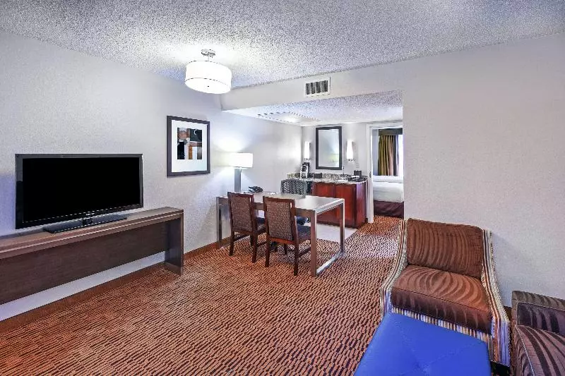 キングサイズベッドのスイートルーム, Embassy Suites By Hilton Dallas Market Center