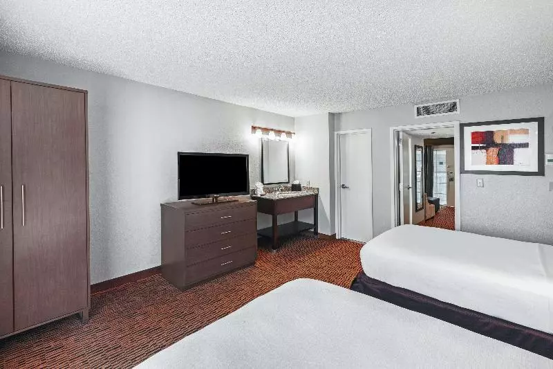 スイート, Embassy Suites By Hilton Dallas Market Center