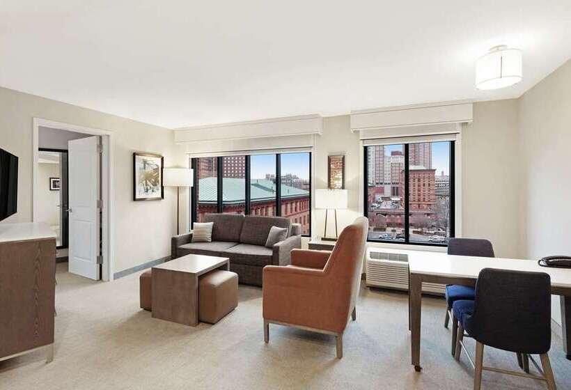 带大床的套房, Embassy Suites By Hilton Denver Central Park