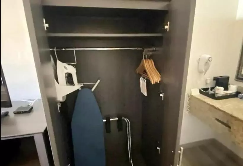 اتاق لوکس, Hibiscus Inn & Suites