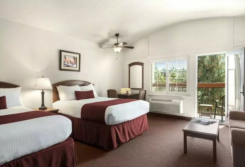 プールの見えるデラックスルーム, Palm Mountain Resort & Spa
