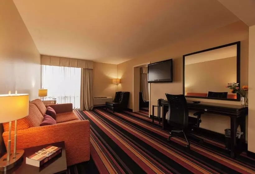 سوئیت برای معلولان, Clarion Hotel New Orleans   Airport & Conference Center