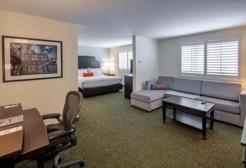 Deluxe Suite King Bed, Collegian Hotel & Suites, Trademark Collection By Wyndham