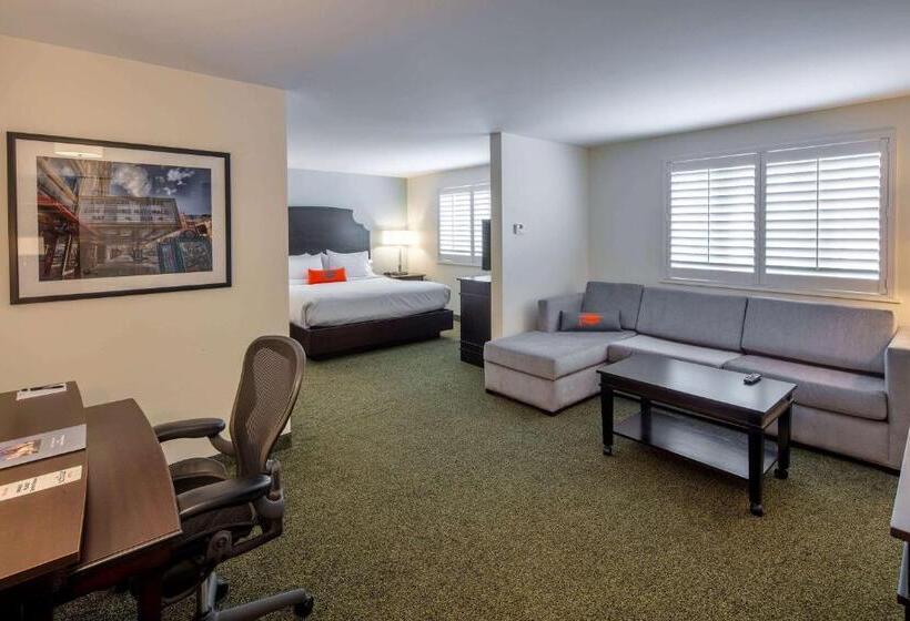 Люкс Deluxe Кровать Кинг, Collegian Hotel & Suites, Trademark Collection By Wyndham