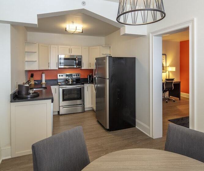 Люкс, Collegian Hotel & Suites, Trademark Collection By Wyndham