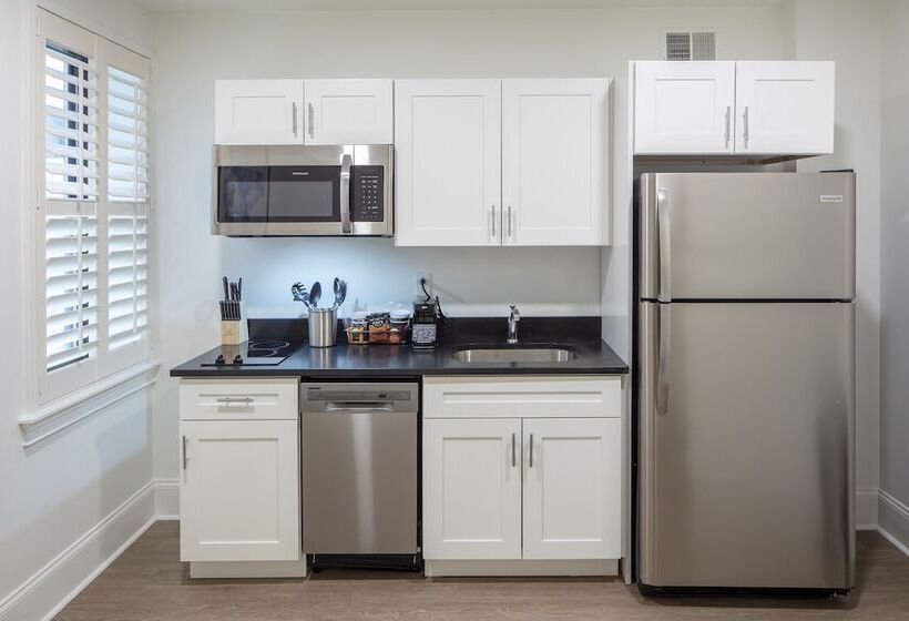 Люкс Superior, Collegian Hotel & Suites, Trademark Collection By Wyndham