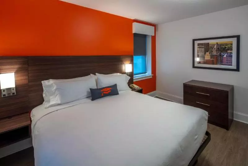 سوئیت برای معلولان, Collegian Hotel & Suites, Trademark Collection By Wyndham