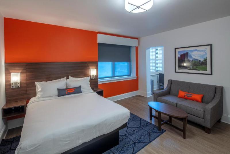 Номер Стандарт, Collegian Hotel & Suites, Trademark Collection By Wyndham
